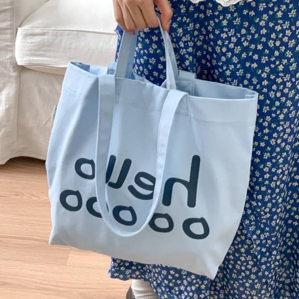 The Korean casual color-blocking letter summer new handbag is eye-catching and versatile. Dopamine college student single-shoulder bag Application Scenario