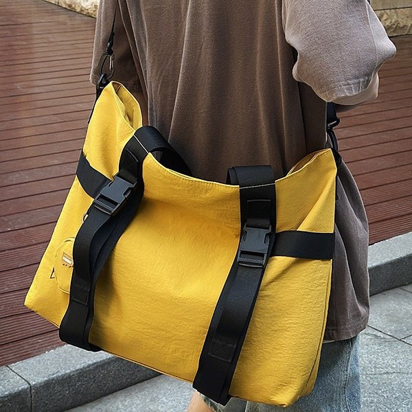 Cool and stylish large-capacity men's workwear bag, handbag, fashionable and trendy casual single-shoulder bag, men's and women's commuting large tote bag Application Scenario