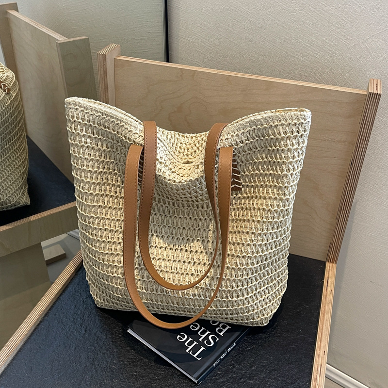 A new 2025 trendy, fashionable, simple and large-capacity single-shoulder bag for women, a casual commuting tote bag Application Scenario