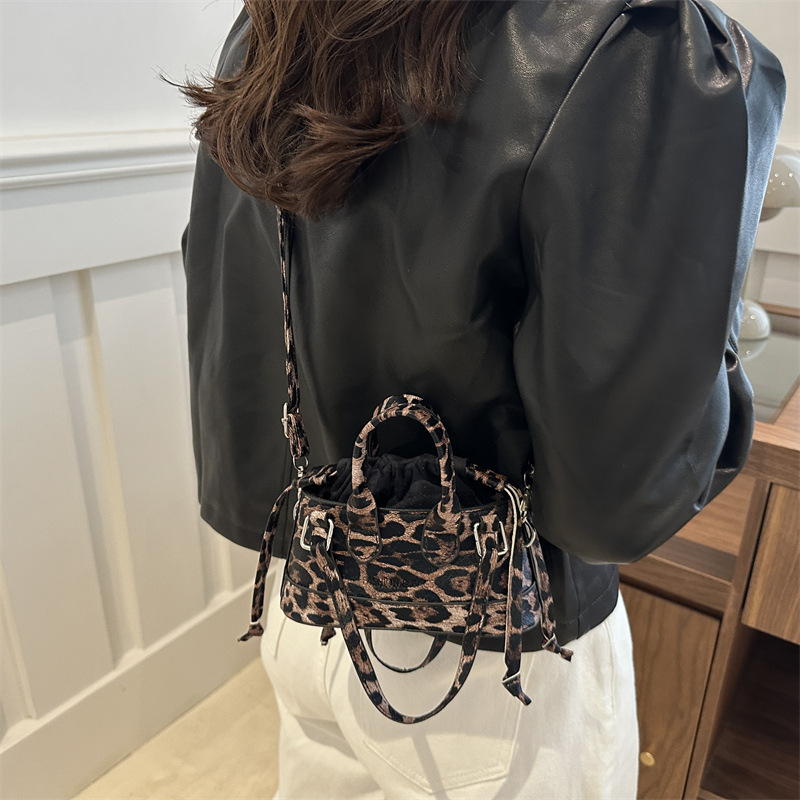 French-style leopard print handbag, new autumn 2024 fashion, retro and niche design, single-shoulder crossbody bucket bag details Picture