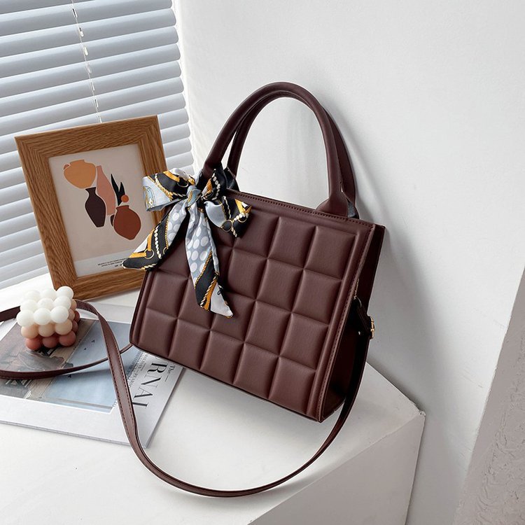 This large-capacity underarm handbag is a trendy and fashionable crossbody tote bag for women in Spring/Summer 2023 details Picture
