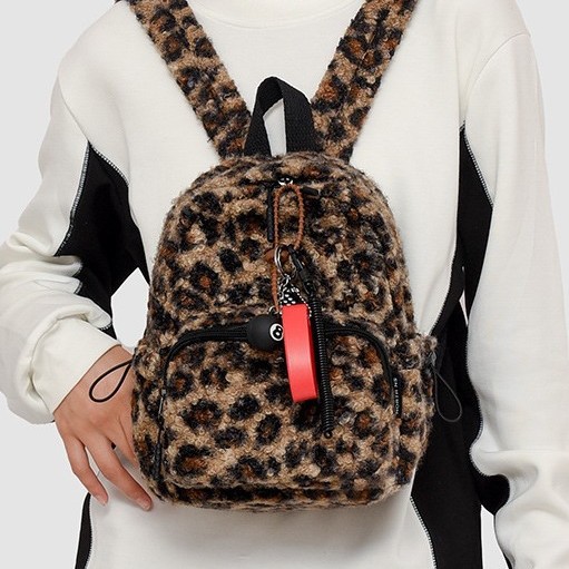 The new 2024 autumn/winter fashion leopard print small backpack with plush design, a retro and trendy sweet and cool small bag details Picture