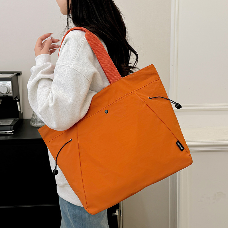 A simple and versatile new fashionable single-shoulder handbag for women, a casual solid color high-end large-capacity tote commuter bag full figure