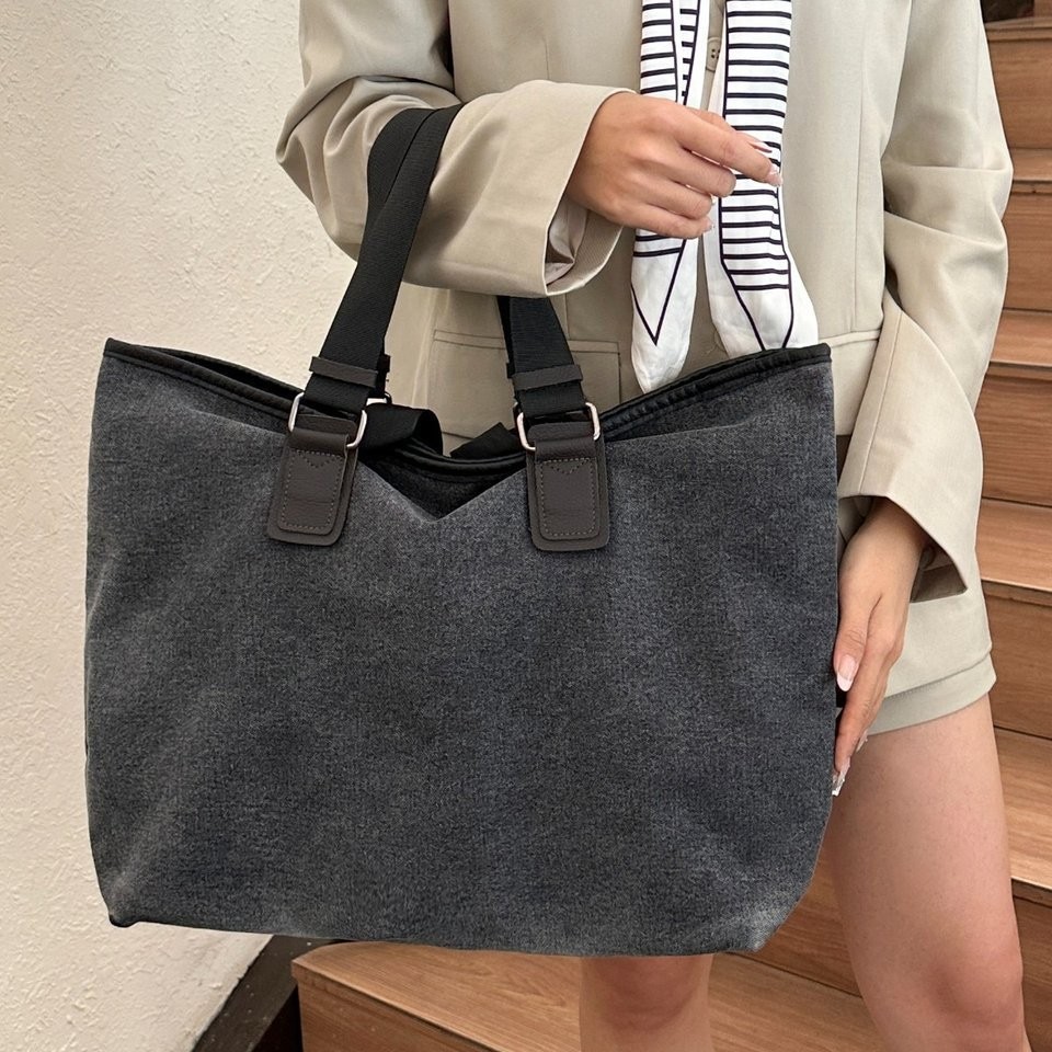 The new spring and summer versatile and fashionable single-shoulder bag, retro and trendy tote bag Application Scenario