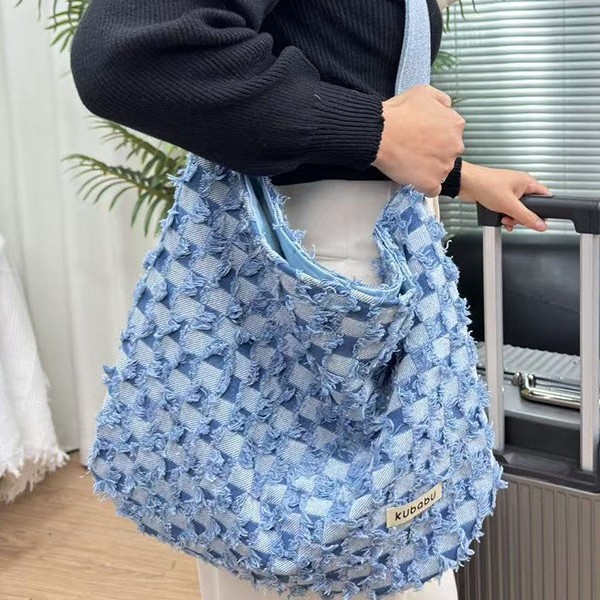 A niche design denim bag for college students' class, a new large-capacity commuter tote bag for women in spring 2025 Specification drawing