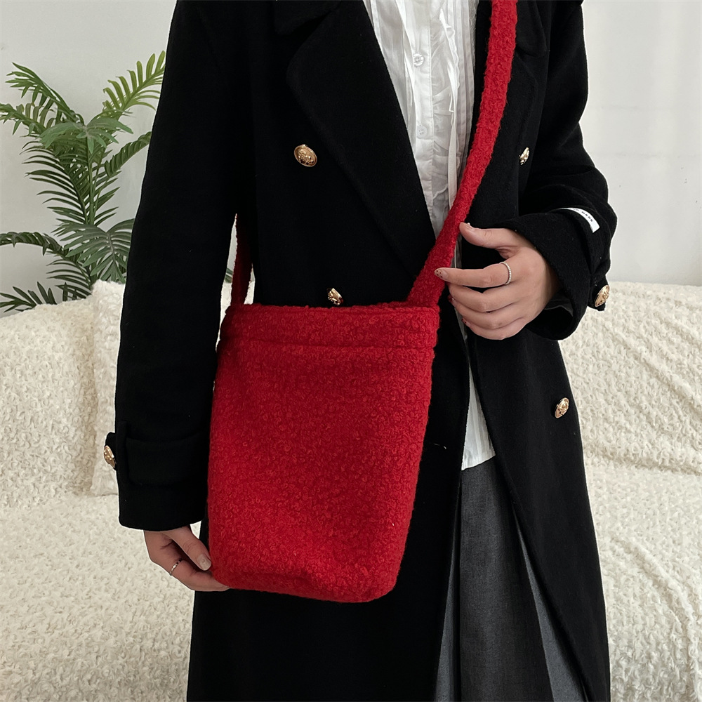 411123 Korean-style plush large-capacity bucket bag, student bag, autumn and winter commuter bag, casual crossbody single-shoulder bag full figure