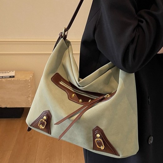 A retro and versatile large-capacity underarm tote bag for women, a new 2024 autumn and winter fashion single-shoulder commuter bag full figure