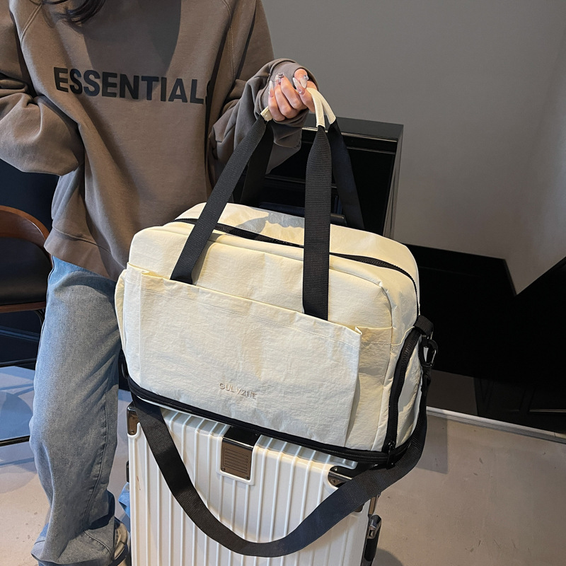 New lightweight and expandable travel bags, cross-border business trip hand-held crossbody luggage bag, outdoor dry and wet separation fitness bag Application Scenario