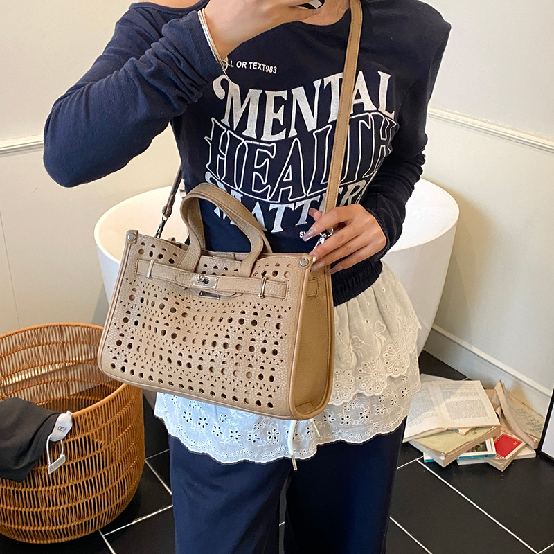 Hollowed-out fashionable solid color trendy small square bag for women 2025 new style, versatile, simple and casual single-shoulder crossbody bag Application Scenario