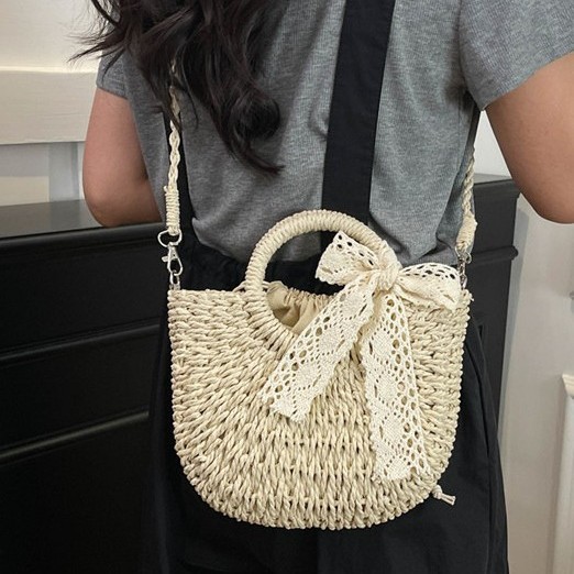The new hand-held InS-style straw woven bag, the moon bag, the simple and fashionable Daisy woven women's bag, and the fresh bag Application Scenario