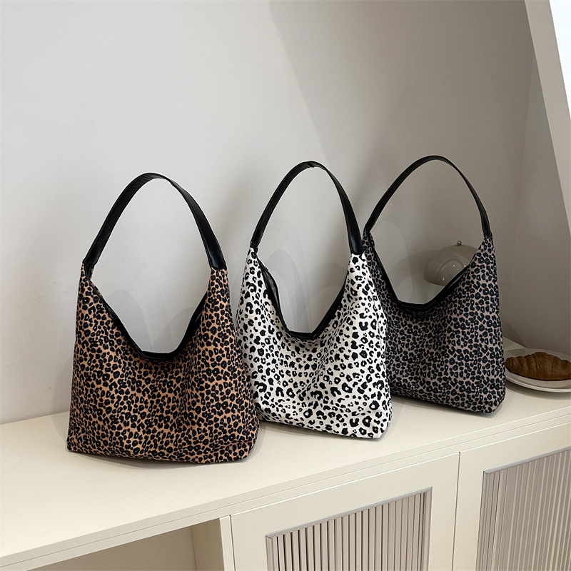 New 2024 simple and fashionable autumn and winter personalized design leopard print stylish large-capacity single-shoulder underarm tote bag for women Application Scenario