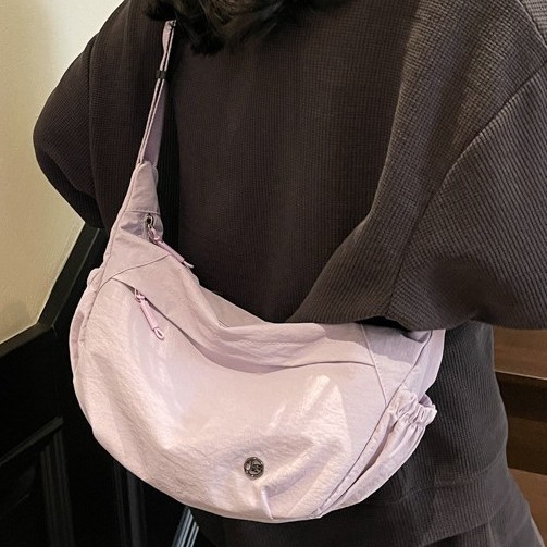 A new lightweight crossbody bag with a large capacity nylon bag for women, a casual and sporty dumpling bag for commuting to work details Picture