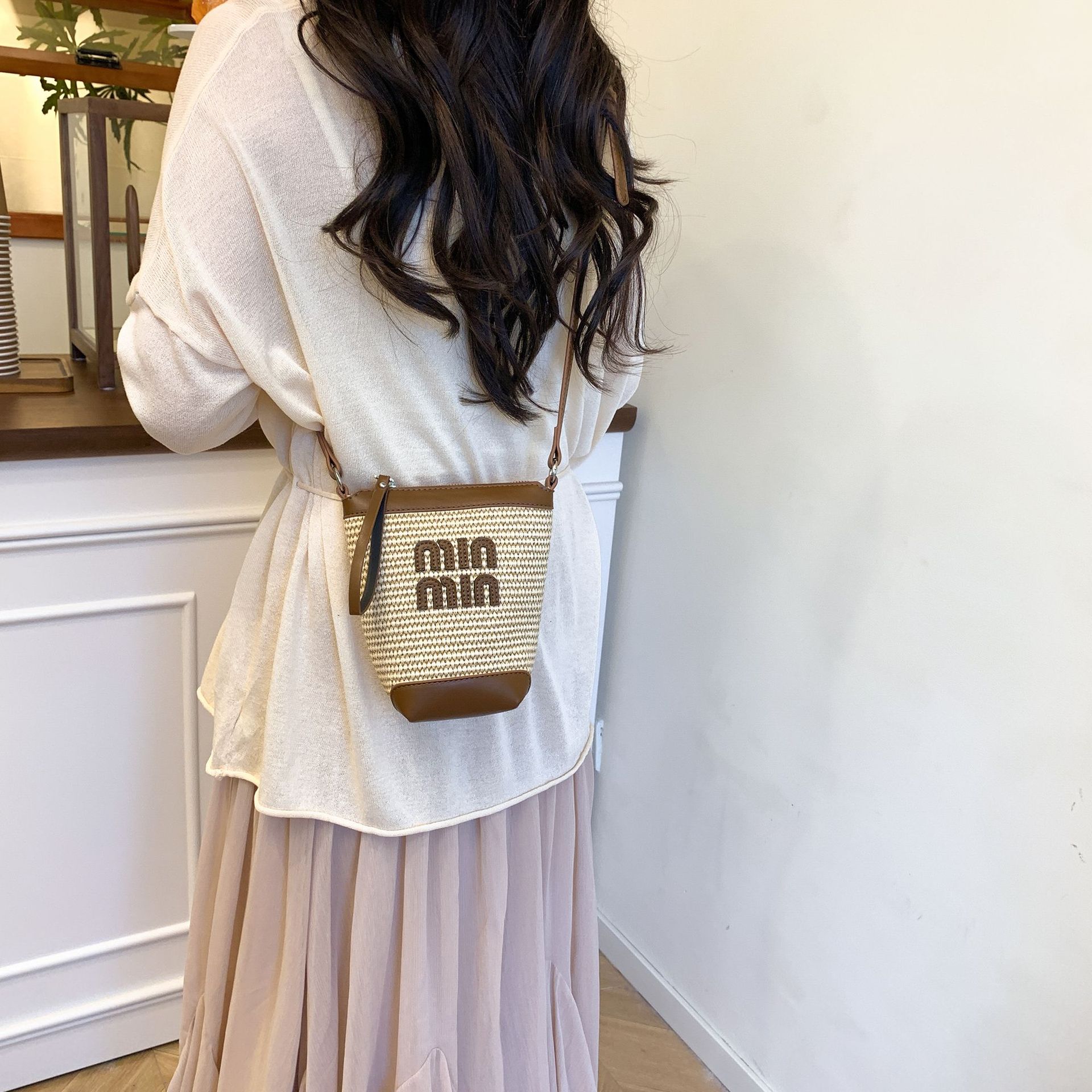 Fashionable color-blocking straw-woven mobile phone bag for women 2025 new trendy spring bucket bag, hand-held shoulder crossbody bag for women details Picture