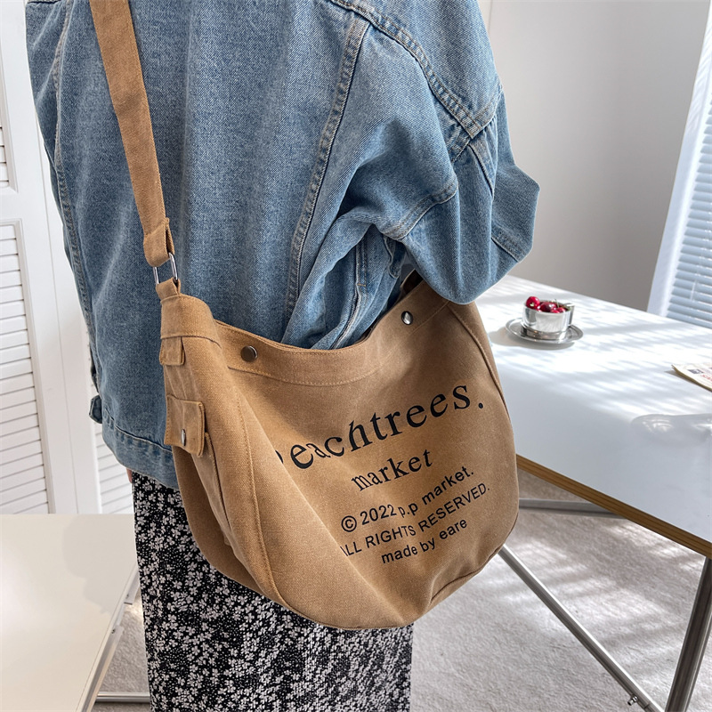 2022 New large-capacity canvas bag for women, simple single-shoulder bag with letter print, laid-back style, retro Korean style women's bag full figure