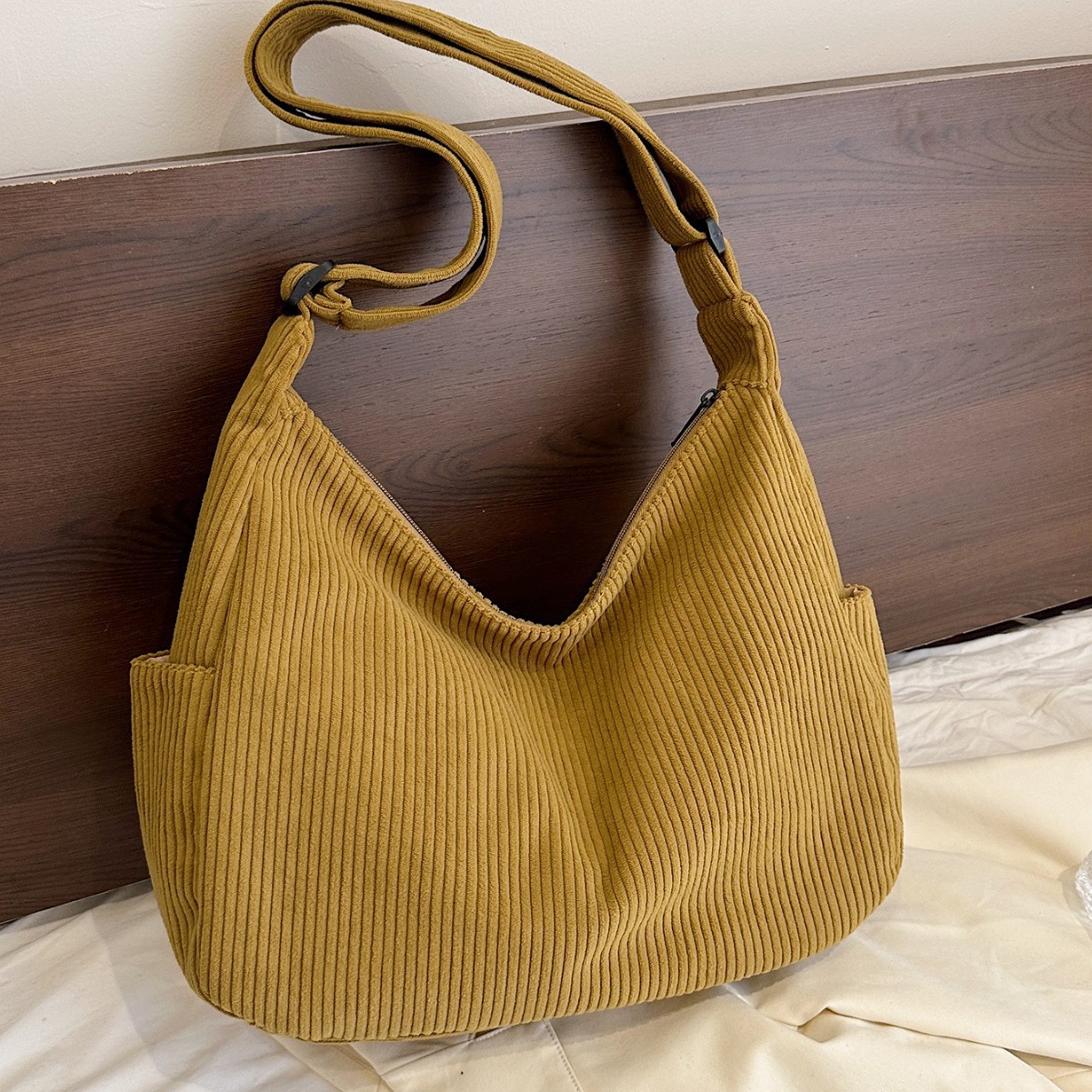 New autumn and winter style, fresh and large-capacity shopping bag, handbag, laid-back style, single-shoulder Korean-style artistic and casual tote bag Application Scenario