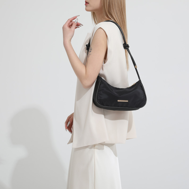 This is a new 2024 high-quality, niche design single-shoulder bag for women, a lightweight nylon fabric bag for the autumn baguette under the armpits details Picture