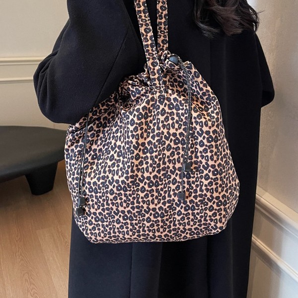 2024 New lightweight and simple single-shoulder bag, fashionable ins crossbody bag, trendy Korean version leopard print large-capacity tote bag for women details Picture