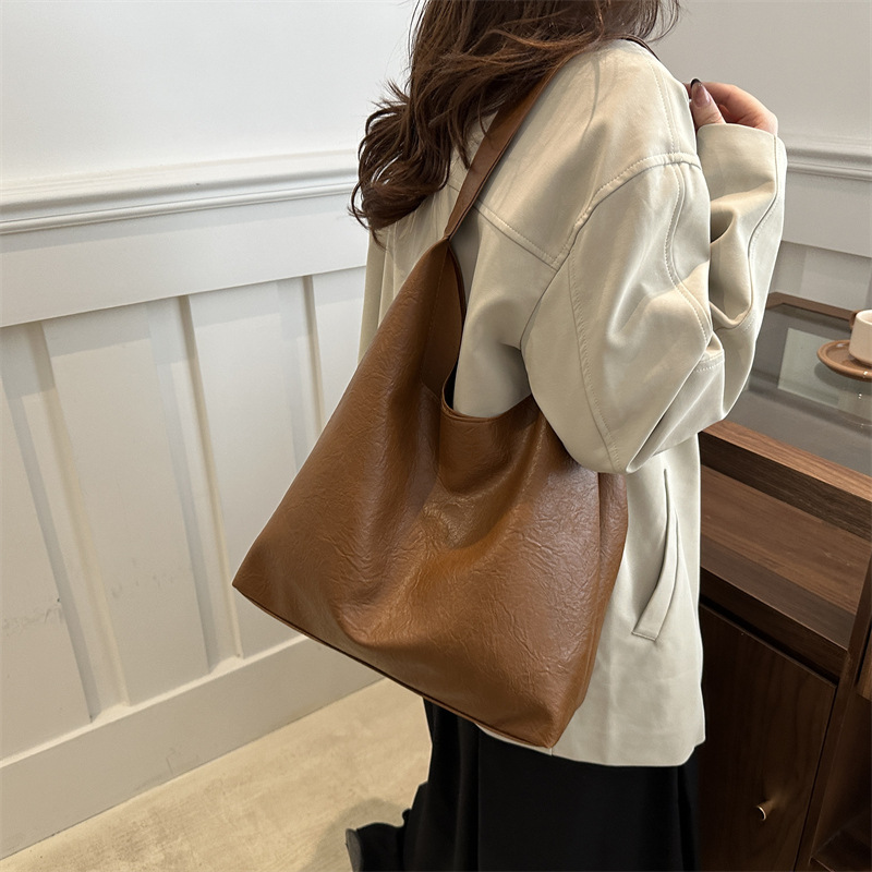 Textured oil leather, large-capacity, lazy style, soft surface, solid color, retro single-shoulder bag, winter casual commuting underarm tote bag Specification drawing