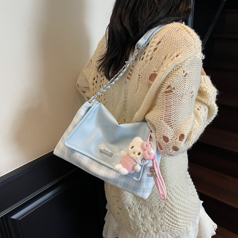 Cross-border fashion women's bags 2025 new style chain underarm bag, stylish and versatile shoulder bag, large-capacity tote bag Application Scenario