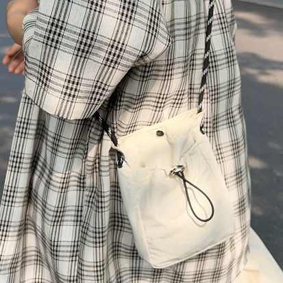 A new minimalist style mobile phone bag for women, a light and thin Japanese and Korean drawstring canvas small bag, versatile mini single-shoulder crossbody coin purse Specification drawing