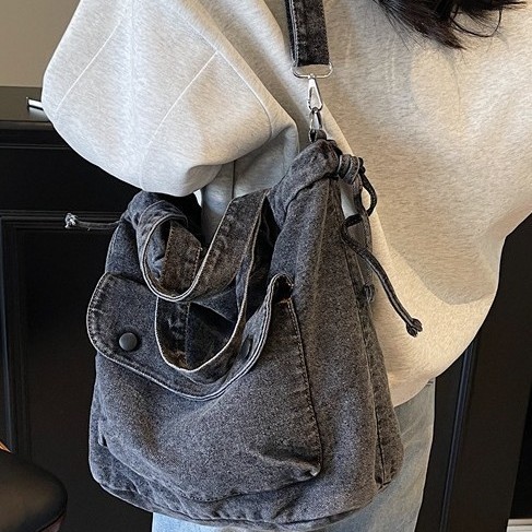 The 2025 new large-capacity denim crossbody bag is a trendy and fashionable Hong Kong-style Instagram artistic and versatile casual tote bag full figure