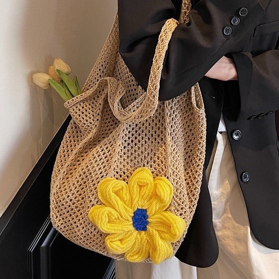 A large capacity women's 2025 new spring/summer single-shoulder bag with hollowed-out design, a high-end seaside and beach bag Application Scenario