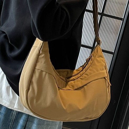 Spring 2025 new single-shoulder large-capacity underarm bag, laid-back crescent-shaped bag, casual commuting bag, solid color versatile bag full figure