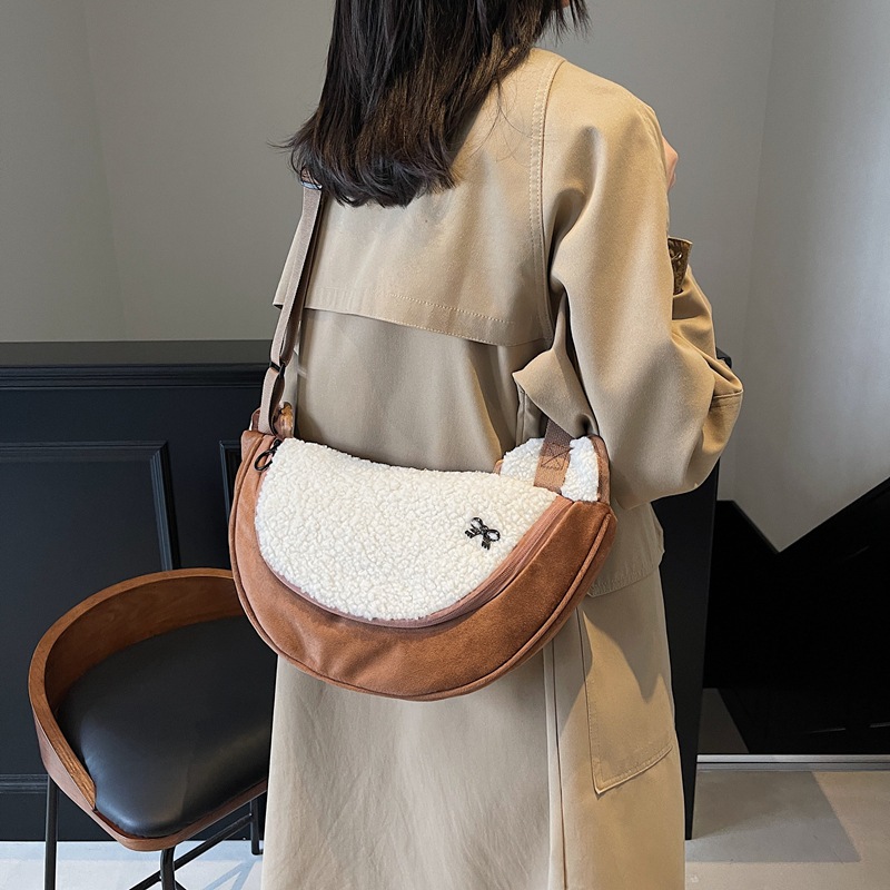 A new Korean-style fluffy bag for women's 2024 autumn and winter, a retro casual large-capacity commuter single-shoulder bag full figure