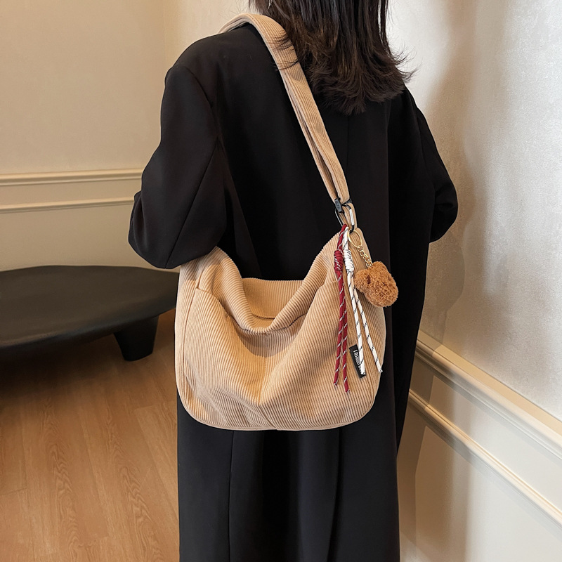 Corduroy large-capacity bag for women, new autumn/winter 2024 single-shoulder bag, soft surface, casual and commuting, stylish crossbody large bag details Picture