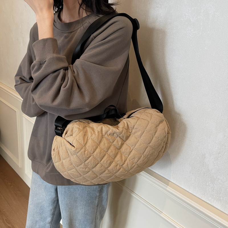 Japanese-style laid-back large-capacity sports single-shoulder bag for female students to carry in class, diamond-patterned embroidered thread dumpling bag full figure