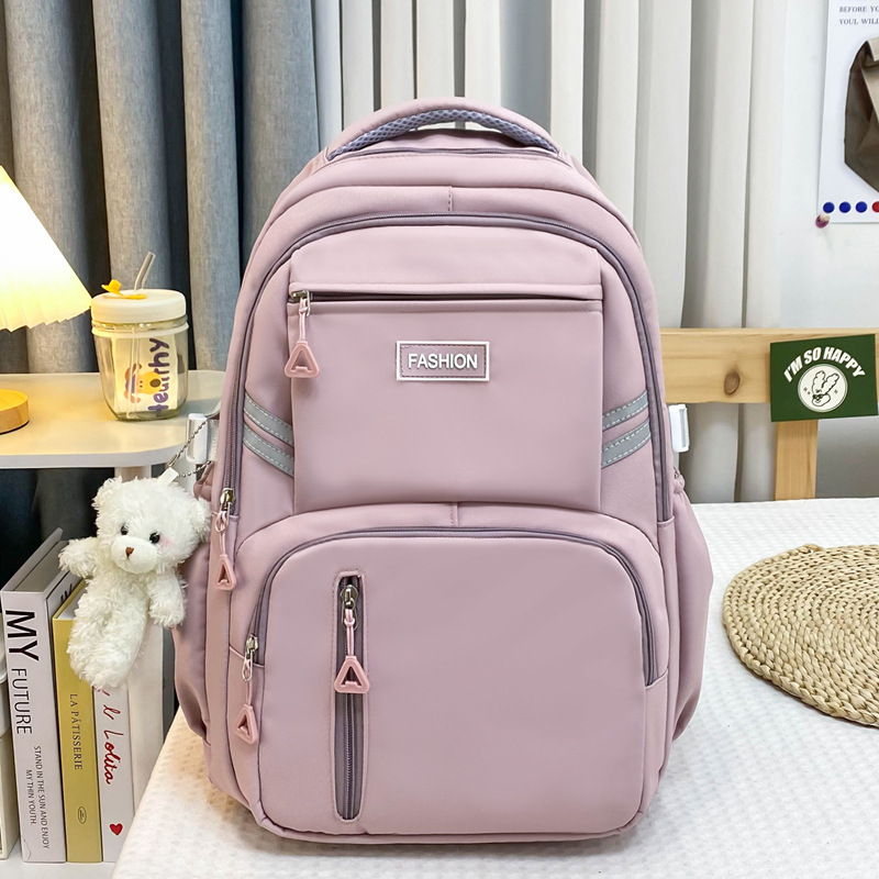 The new large-capacity casual backpack is versatile and suitable for primary and secondary school students. It is a backpack with multiple layers for both men and women and a horizontal appearance full figure