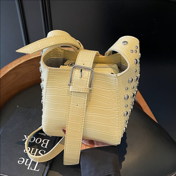 Cross-border versatile bucket bag with rivet design, commuting bag 2025 new style, high-end single-shoulder bag, solid color crossbody bag for women full figure