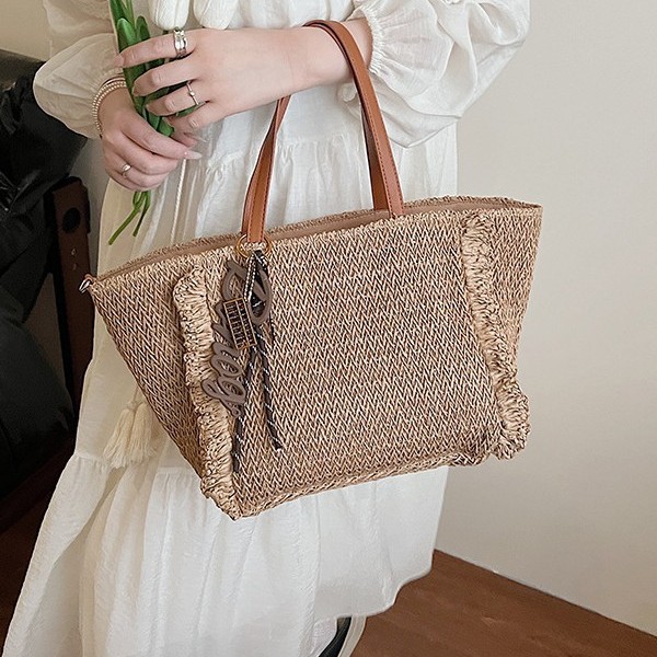 Casual and laid-back 2025 New Fashion beach Bohemian niche straw woven vegetable basket bag, single-shoulder trendy women's bag Application Scenario