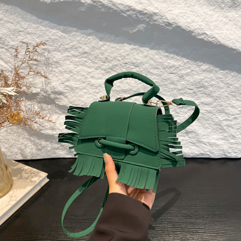 The new 2024 autumn collection features a unique and stylish hand-held fringed bag with a retro and fashionable feel, as well as a small square crossbody bag full figure