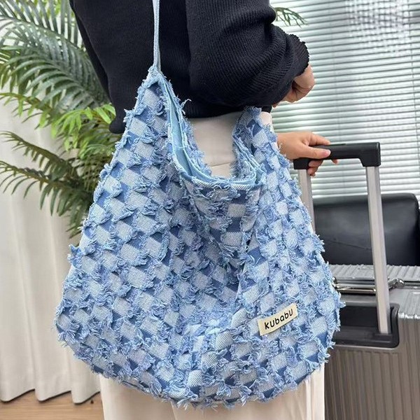 A niche design denim bag for college students' class, a new large-capacity commuter tote bag for women in spring 2025 full figure