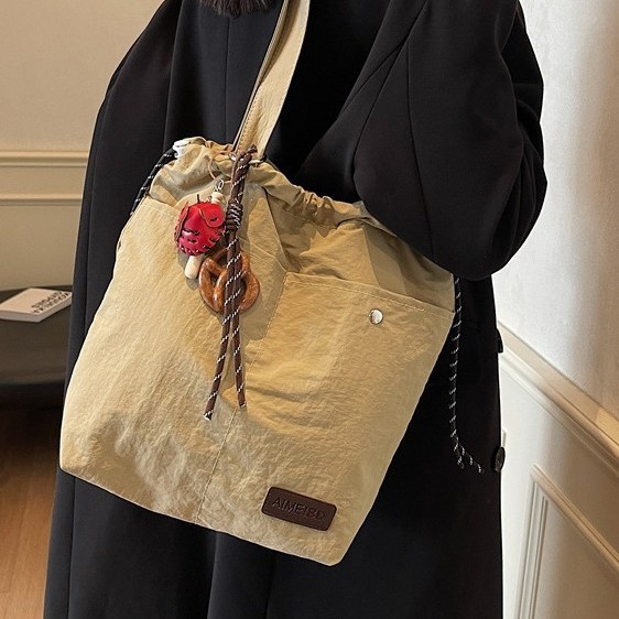 Versatile, large-capacity, fashionable and casual single-shoulder bag, 2024 new laid-back style bucket bag, tote bag for work and commuting Application Scenario