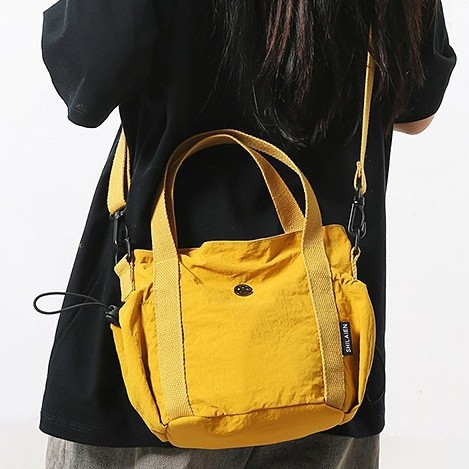 A new casual and fashionable Korean-style hand-held nylon bucket bag for men and women, a light, simple and versatile crossbody bag full figure