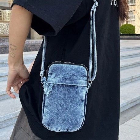 The new Japanese-style simple single-shoulder bag for 2025, a washable denim versatile crossbody bag, is fashionable, casual and lightweight. It's a trendy phone bag full figure
