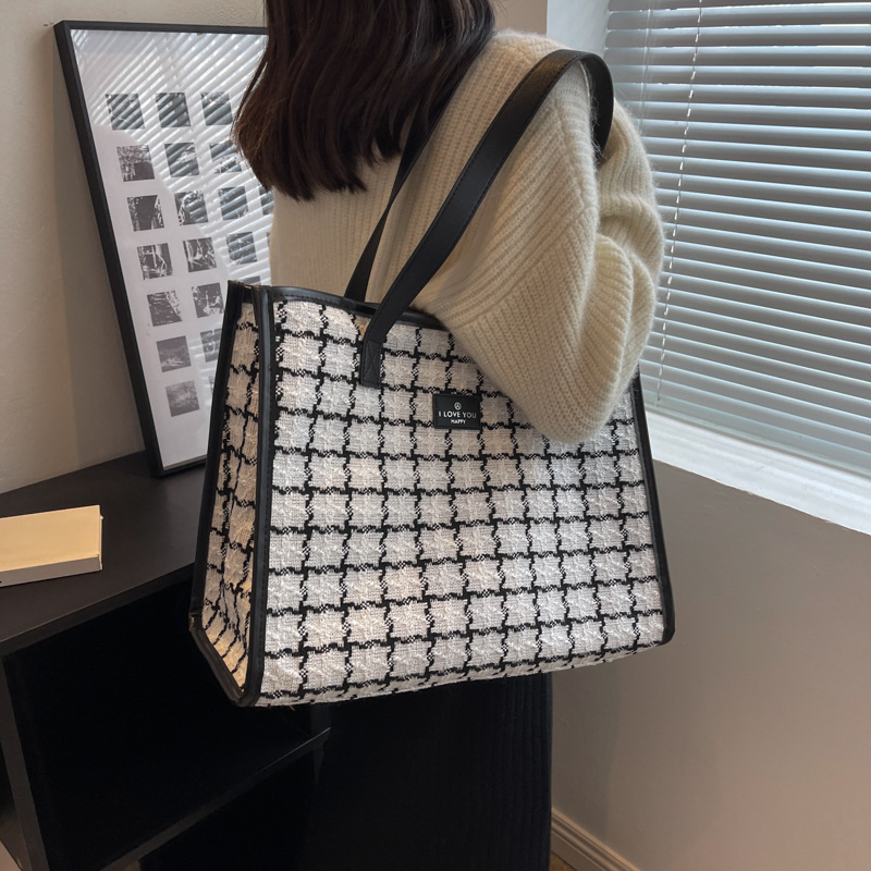 Casual large-capacity canvas bag for women 2024 new autumn and winter, popular single-shoulder commuter bag, versatile tote bag for work details Picture