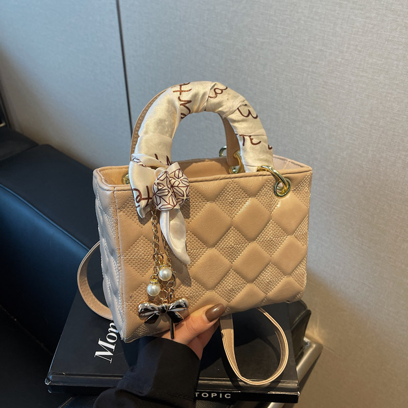 A high-end and stylish embossed diamond-shaped small bag for women, a new 2025 handbag, a fashionable, individual and versatile crossbody bag Specification drawing