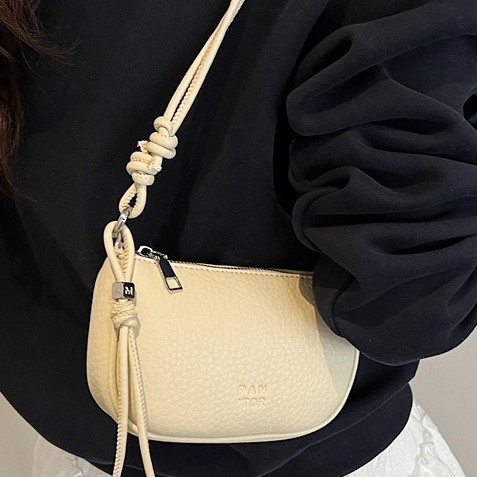 High-end women's saddle bag, motorcycle 2025 new style, trendy, casual and versatile, Instagram niche crossbody bag for women full figure