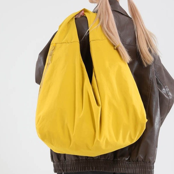 A large-capacity, versatile and laid-back tote bag for women, a new 2025 casual single-shoulder shopping bag with canvas Application Scenario