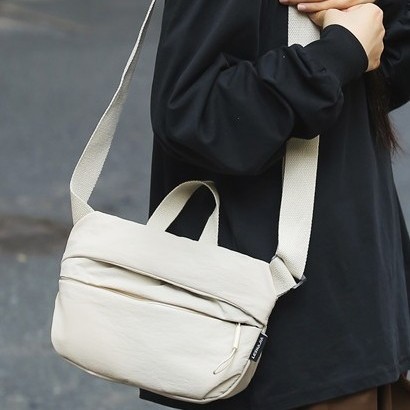 This high-quality nylon fabric crossbody bag is a versatile and casual student mobile phone chest bag for couples details Picture