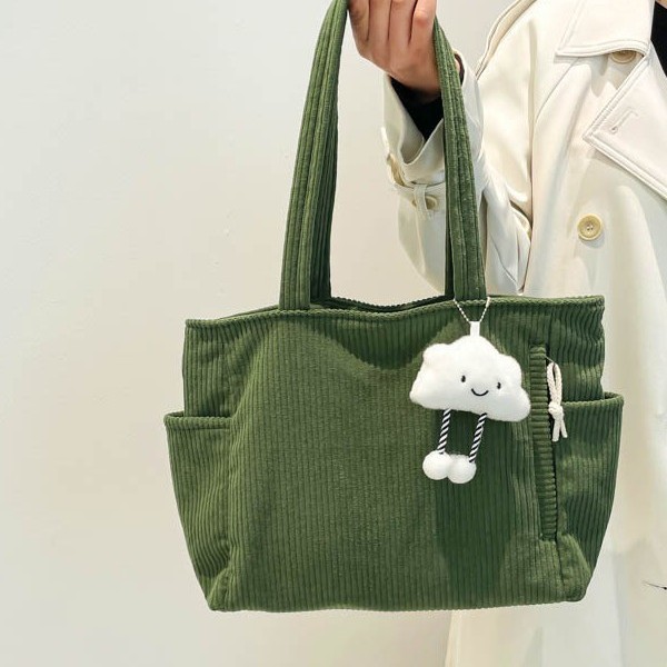 This year, the 2024 autumn and winter new retro and niche design single-shoulder bag with large capacity is in fashion. It's a big bag for students to take classes Application Scenario