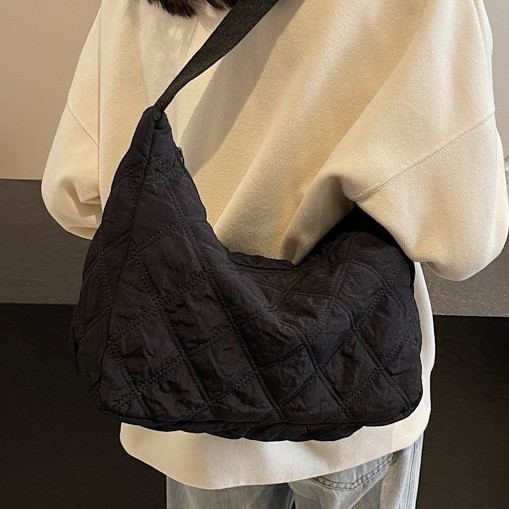 The new cotton-padded jacket bag for autumn and winter features a large-capacity diamond-shaped embroidered thread single-shoulder bag that is fashionable and versatile. It also comes with a cotton and nylon bag and a crossbody bag Specification drawing