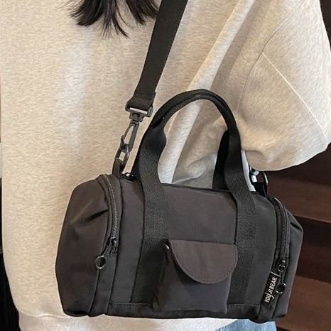Spring's niche single-shoulder bag is a casual and fashionable highlight. It's a simple and solid-colored hand-held commuting pillow bag that is simple, individual and trendy Application Scenario