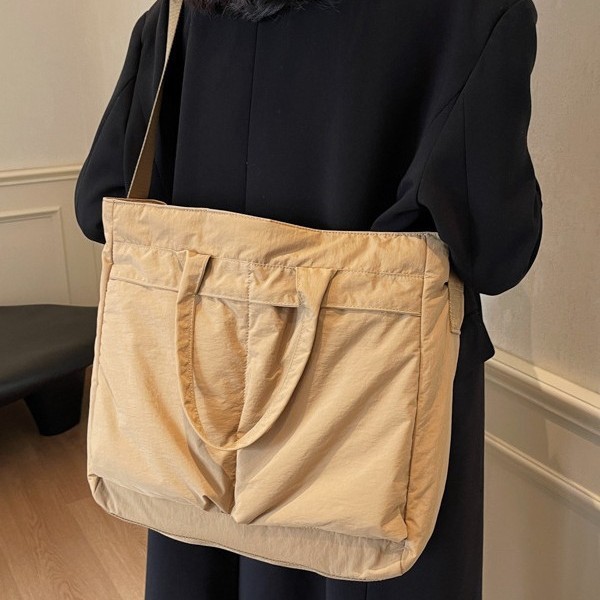 New large-capacity tote bag for commuting, high-end and versatile single-shoulder bag, single-shoulder tutorial bag, solid-color casual bag Application Scenario