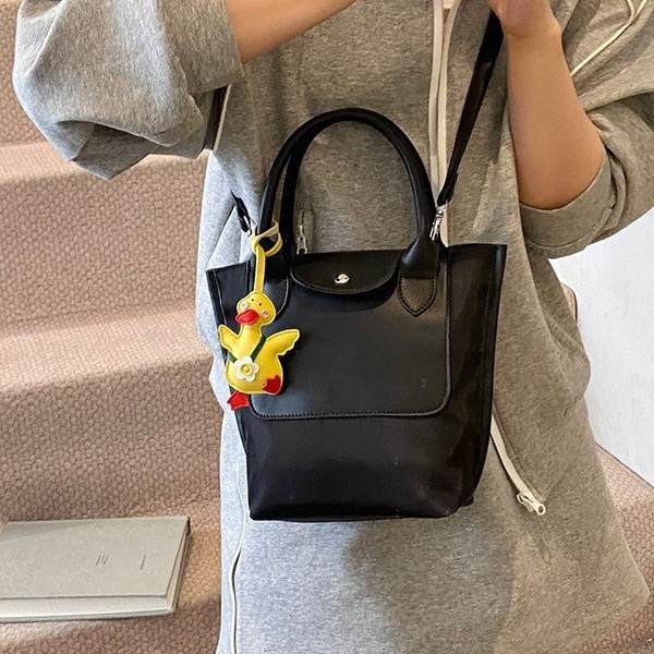 This is a new Spring/Summer 2025 color-block handbag with a crossbody, single-shoulder design, and a large capacity for commuting. It is a niche and high-end handbag Specification drawing