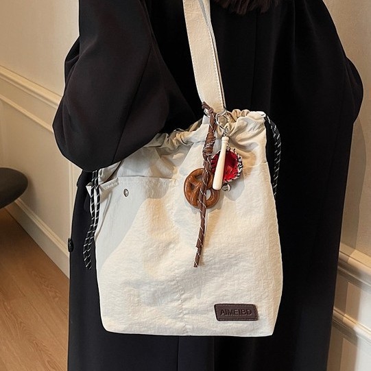 Versatile, large-capacity, fashionable and casual single-shoulder bag, 2024 new laid-back style bucket bag, tote bag for work and commuting details Picture