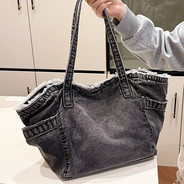 This casual large-capacity handbag is fashionable and versatile. It features a denim fringe fringe fringe fringe design for commuting. It is a laid-back bag that can be carried over one shoulder Specification drawing